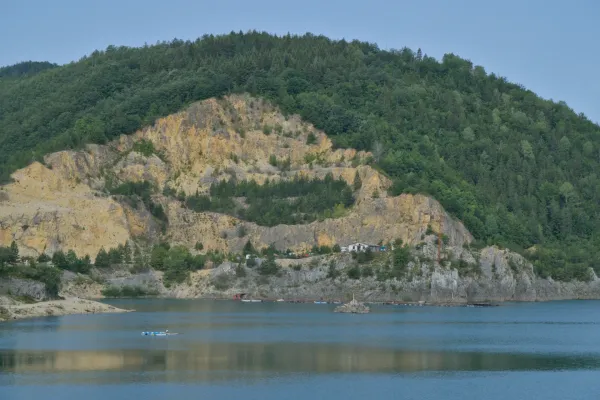 Mañana sobre el Lago Zaovine en el Parque Nacional Tara, Serbia, con acantilados escarpados y bosques frondosos.