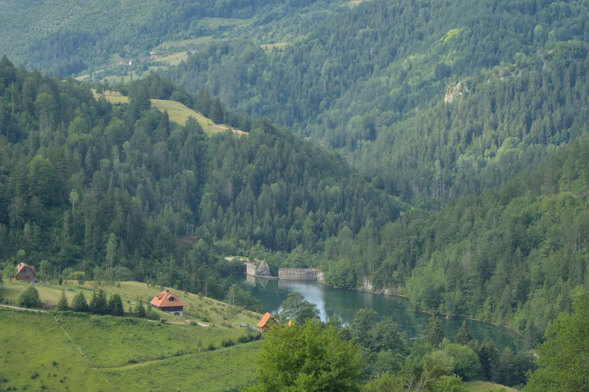 Vista di prati montani, Lago Spajići e la diga a Zaovine, Serbia.