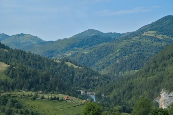 Paisaje montañoso con el lago Spajići, una presa y un pueblo en el Parque Nacional de Tara, Serbia.