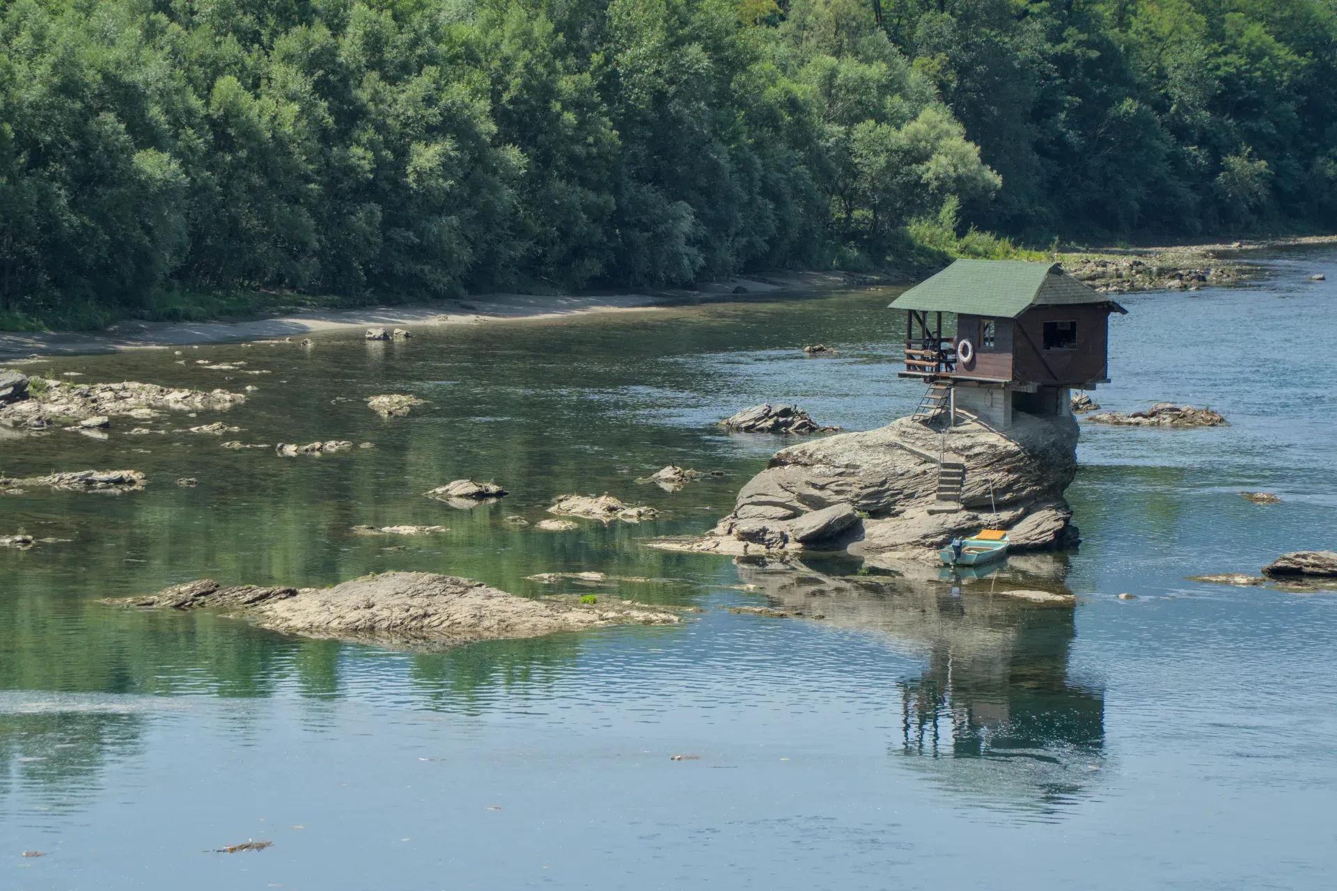Une petite maison en bois se dresse sur un rocher au milieu de la rivière Drina, Serbie.