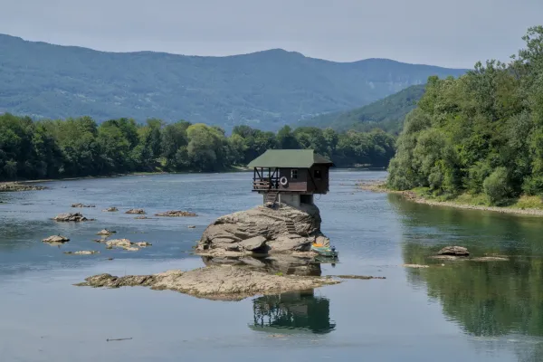 Una piccola casa arroccata su uno scoglio nel fiume Drina, vicino a Bajina Bašta, Serbia.
