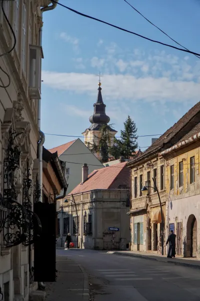 Istorijska ulica 'улица Митрополита Стратимировича' u Srem Karlovcima sa crkvenim tornjem i starim zgradama.
