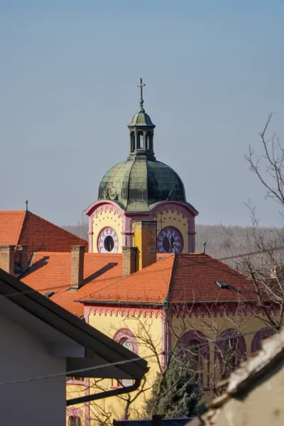 Kuppel der Karlowitzer Gimnazija mit roten Dächern, aufgenommen in Sremski Karlovci, Serbien.