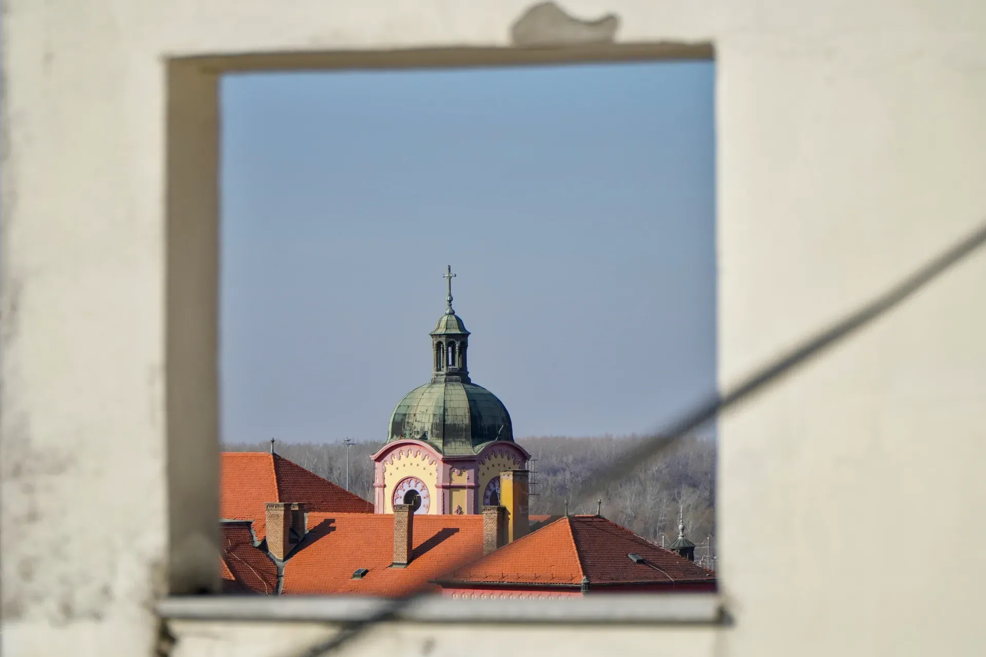 Vue architecturale du dôme du Gymnase à Sremski Karlovci, Serbie, vue à travers une ouverture encadrée.