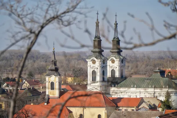 Die Kirche des Heiligen Nikolaus in Sremski Karlovci, Serbien, mit ihren markanten Türmen und roten Dächern.