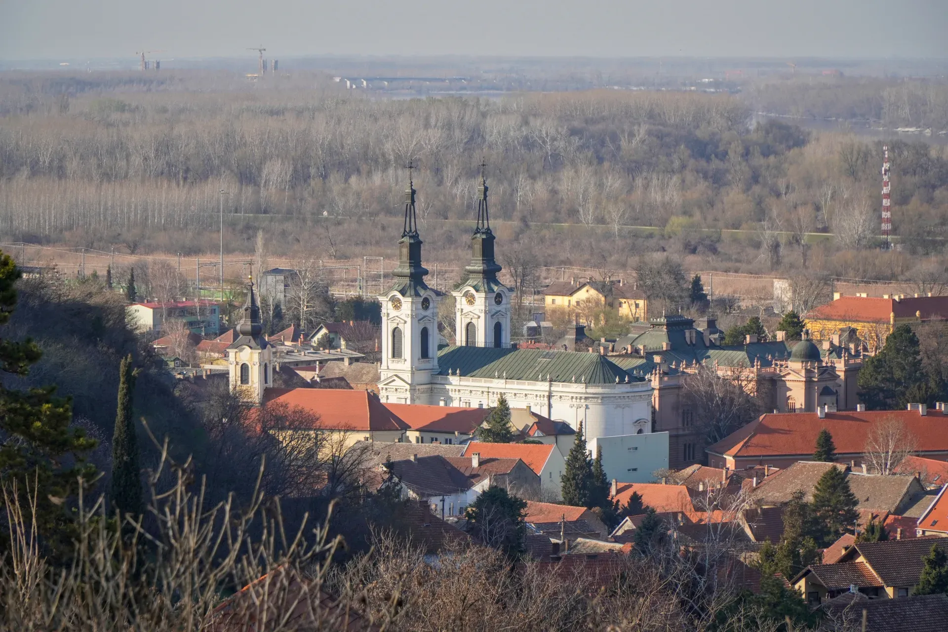 Vue aérienne de l'église Saint-Nicolas à Novi Sad, Serbie, montrant son architecture détaillée et le paysage urbain environnant.