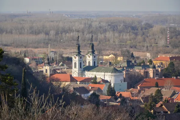 Luftaufnahme der Kirche des Heiligen Nikolaus in Novi Sad, Serbien mit ihrer markanten Architektur und umliegenden Gebäude.