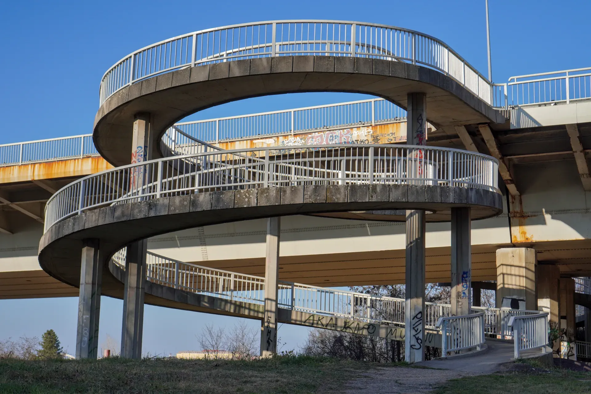Spiralno stepenište koje se spušta sa Mosta Slobode u Kamenički park, Novi Sad, Srbija.