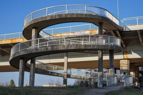 Spiraler Treppenabgang von der Brücke der Freiheit in den Kamenički Park, Novi Sad, Serbien.