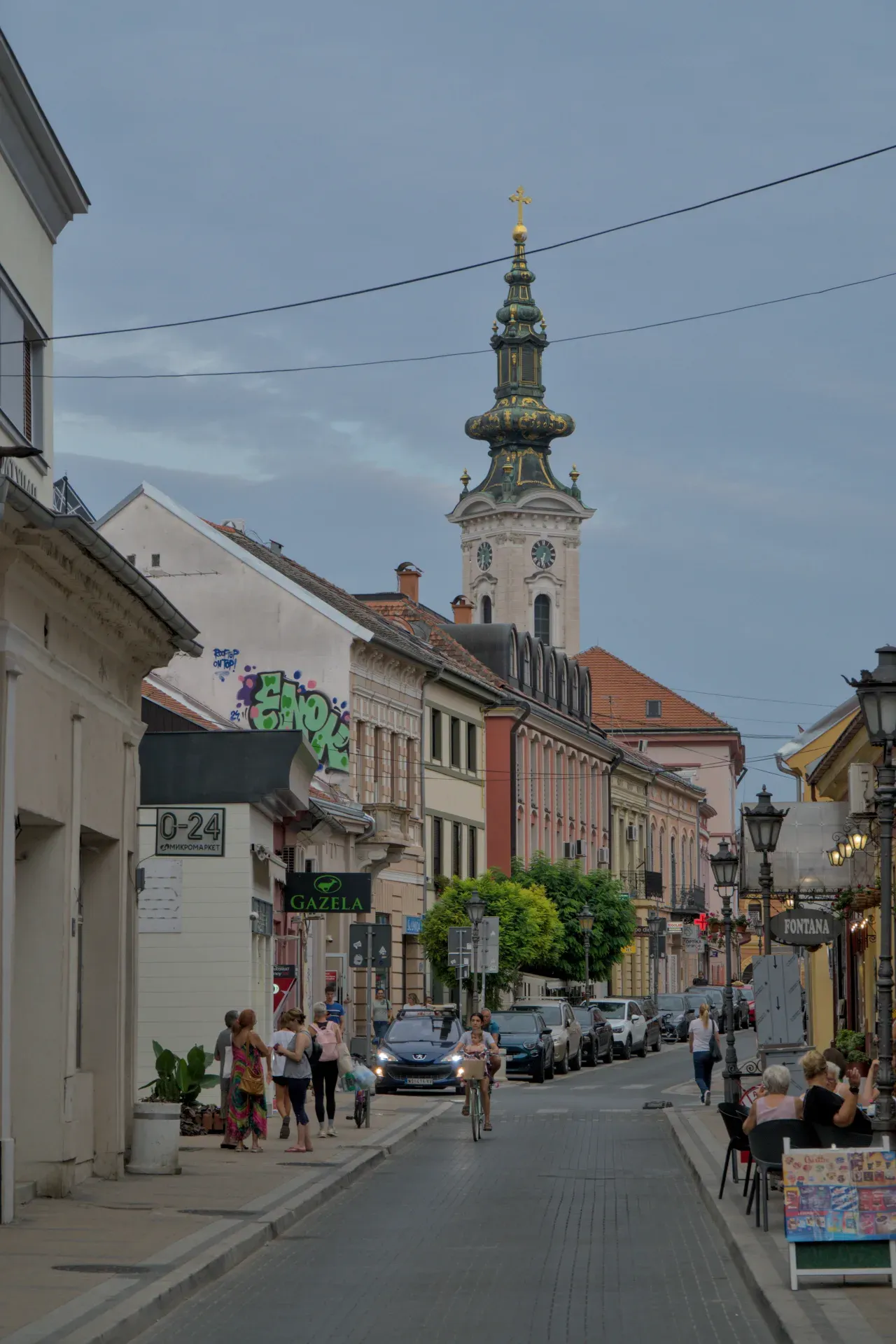 Nikola-Pašić-Straße in Novi Sad mit Blick auf die St. Georgskirche, fein detailreiche Architektur und Stadtleben.