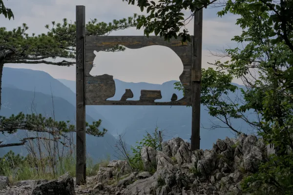 Sculpture de silhouette d'ours en bois surplombant les montagnes dans le Parc National de Tara, Serbie, connue sous le nom de 'Bansska Stena'.
