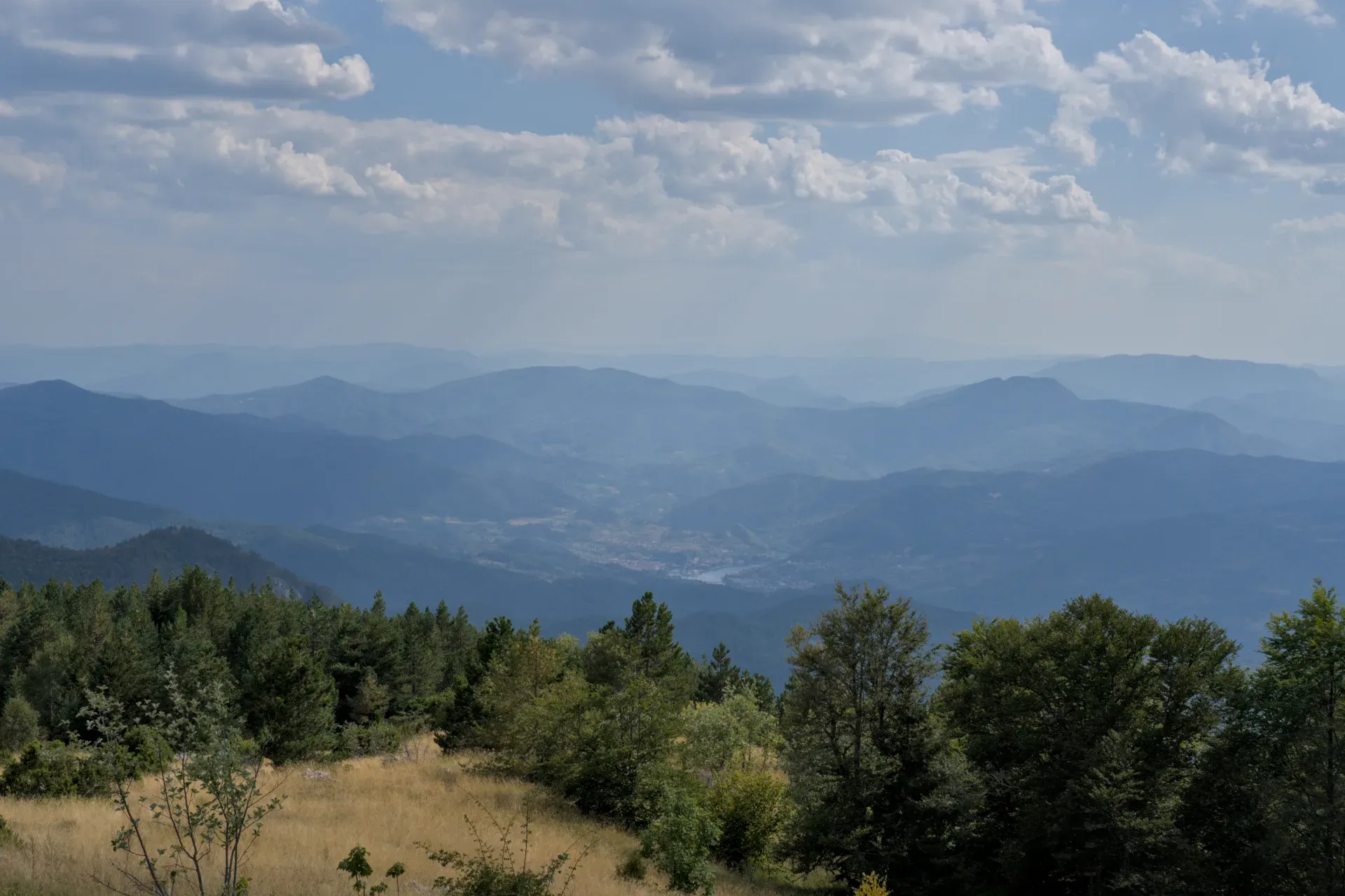 Višegrad sa vrha Jevđevac, Srbija, pogled na prostrane planinske lance i doline.