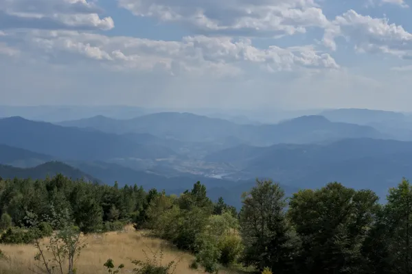 Višegrad desde la Cima de Janjac, Serbia, con vistas a amplias cadenas montañosas y valles.