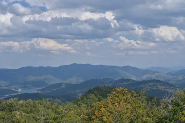Landschaftsbild mit dem Zaovine-See und Bergen, fotografiert vom Janjac-Gipfel im Tara-Nationalpark, Serbien.