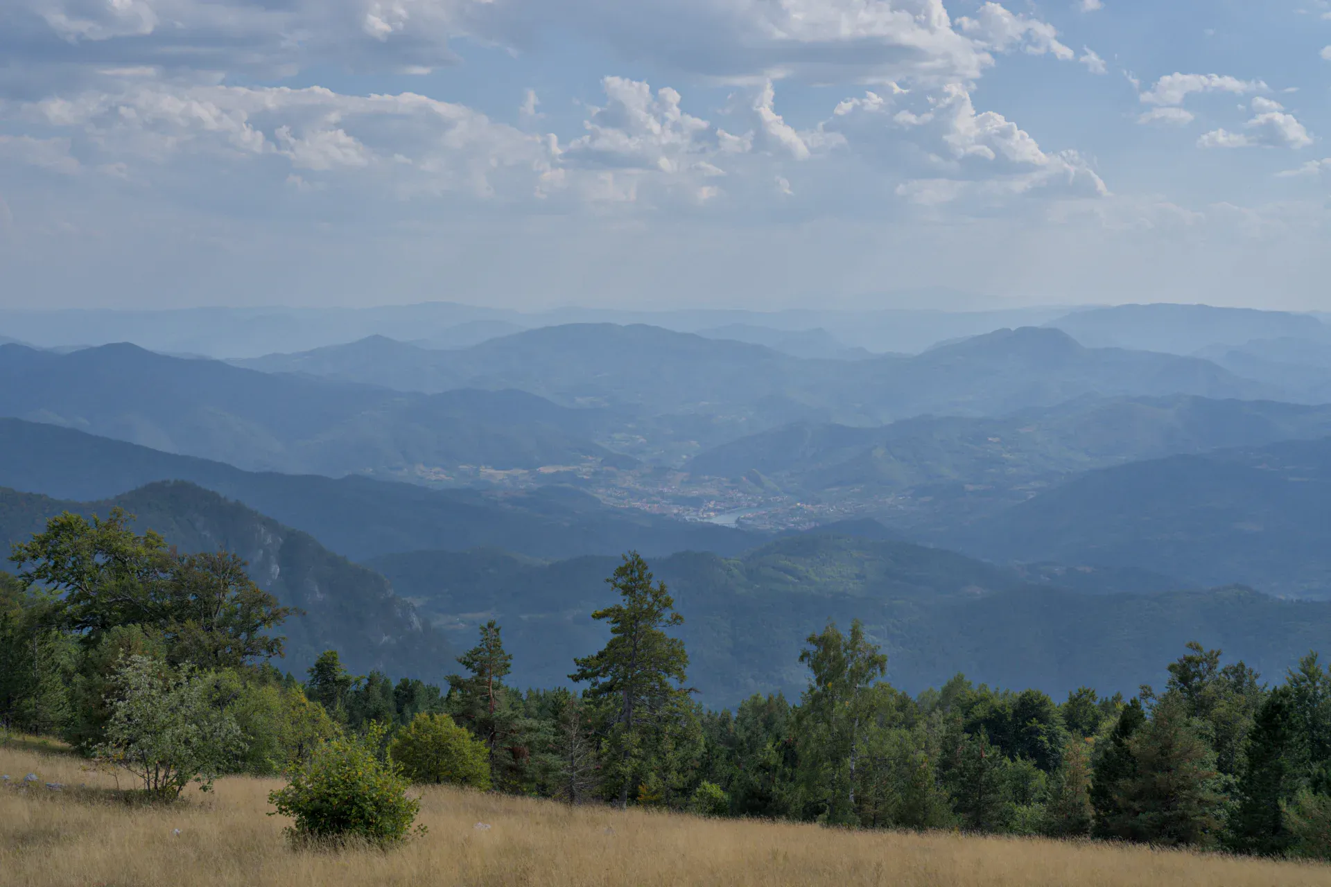 Berglandschaft von Višegrad in Serbien, mit dem Ort im Tal und dem Blick vom Berg Janyač.