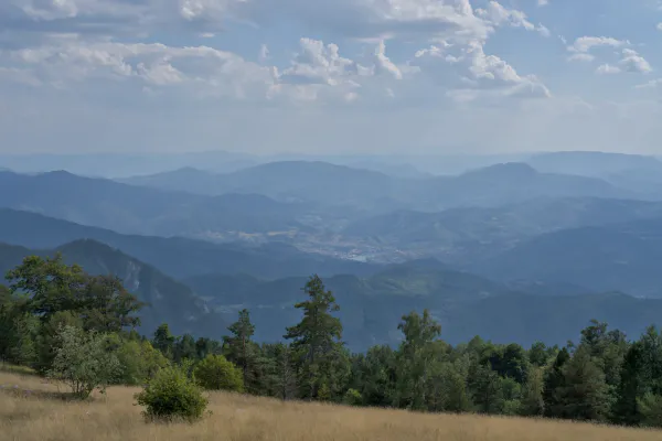 Paysage montagneux de Višegrad, Serbie, montrant la ville dans la vallée et la vue depuis la montagne Janyač.