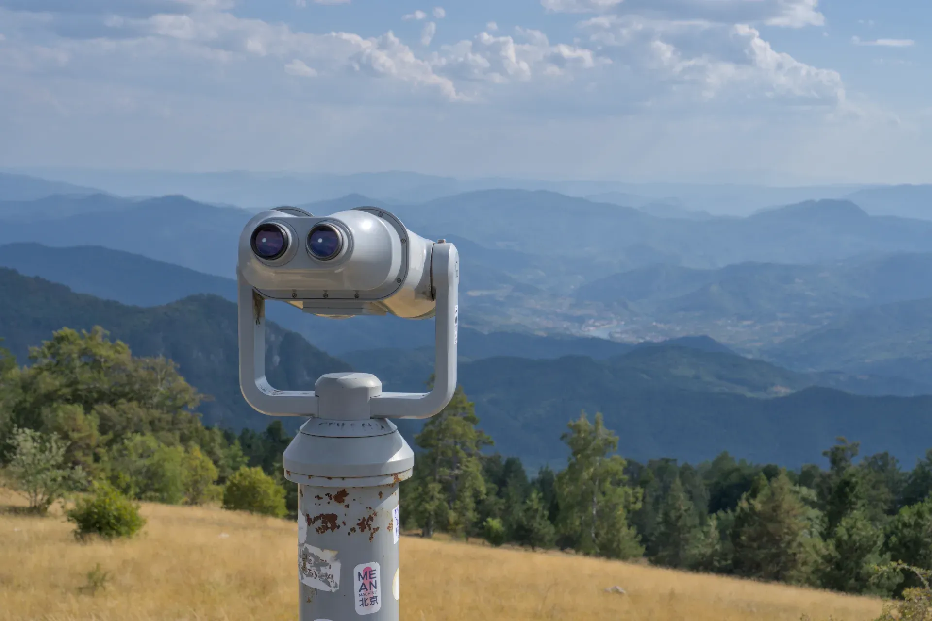 Fernglas auf dem Janyač-Gipfel, das auf die Stadt Višegrad im Tara-Nationalpark, Serbien, blickt.