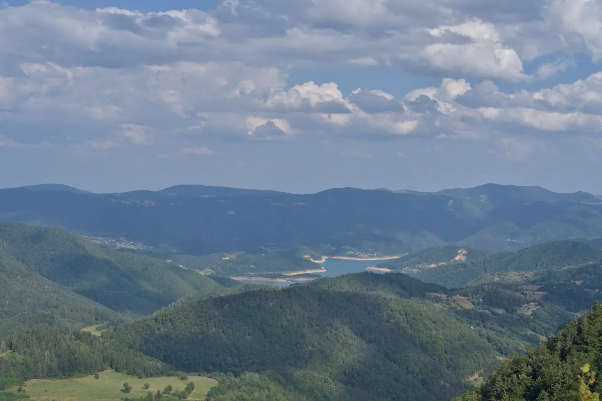 Panoramablick auf den Zaovine-See, aufgenommen vom Janjač-Berg in Serbien, mit grünen Bergen und Wolken.