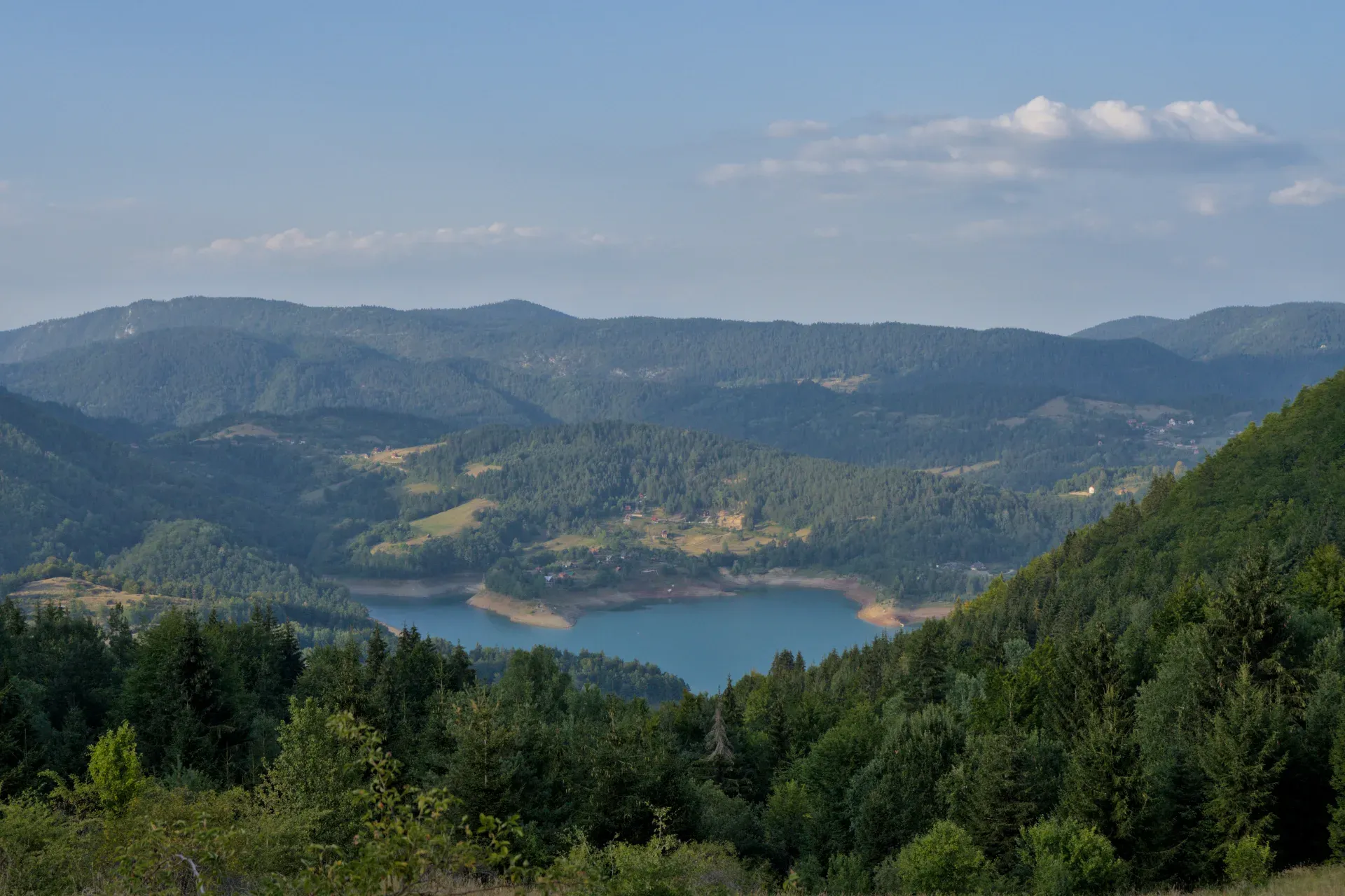 Une belle vue du lac de montagne Zaovine dans le Parc National Tara, Serbie.