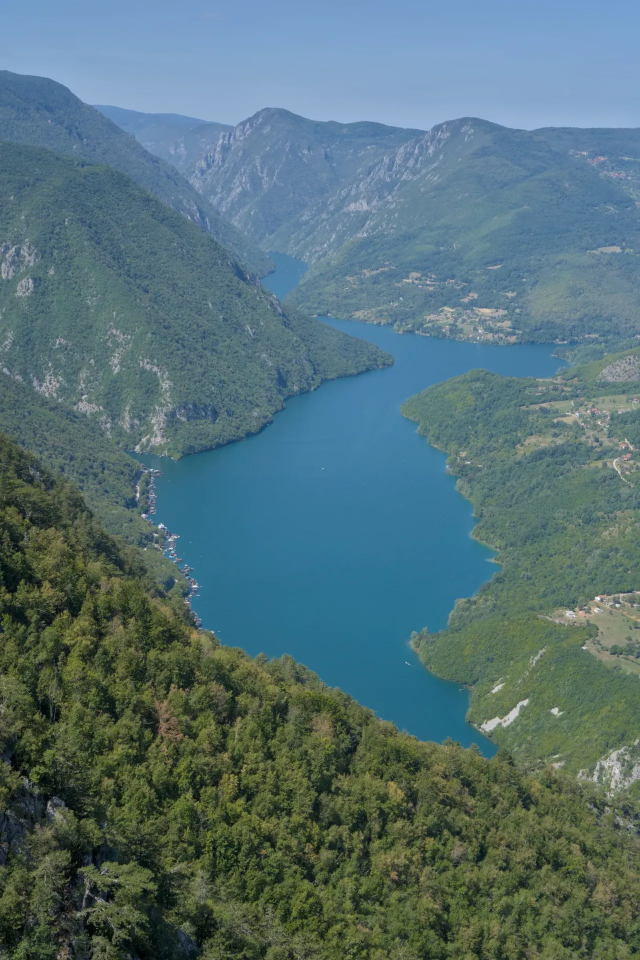 Perucac See von Banjska Stena, Nationalpark Tara, Serbien, mit blauen Wassern und grünen Bergen.