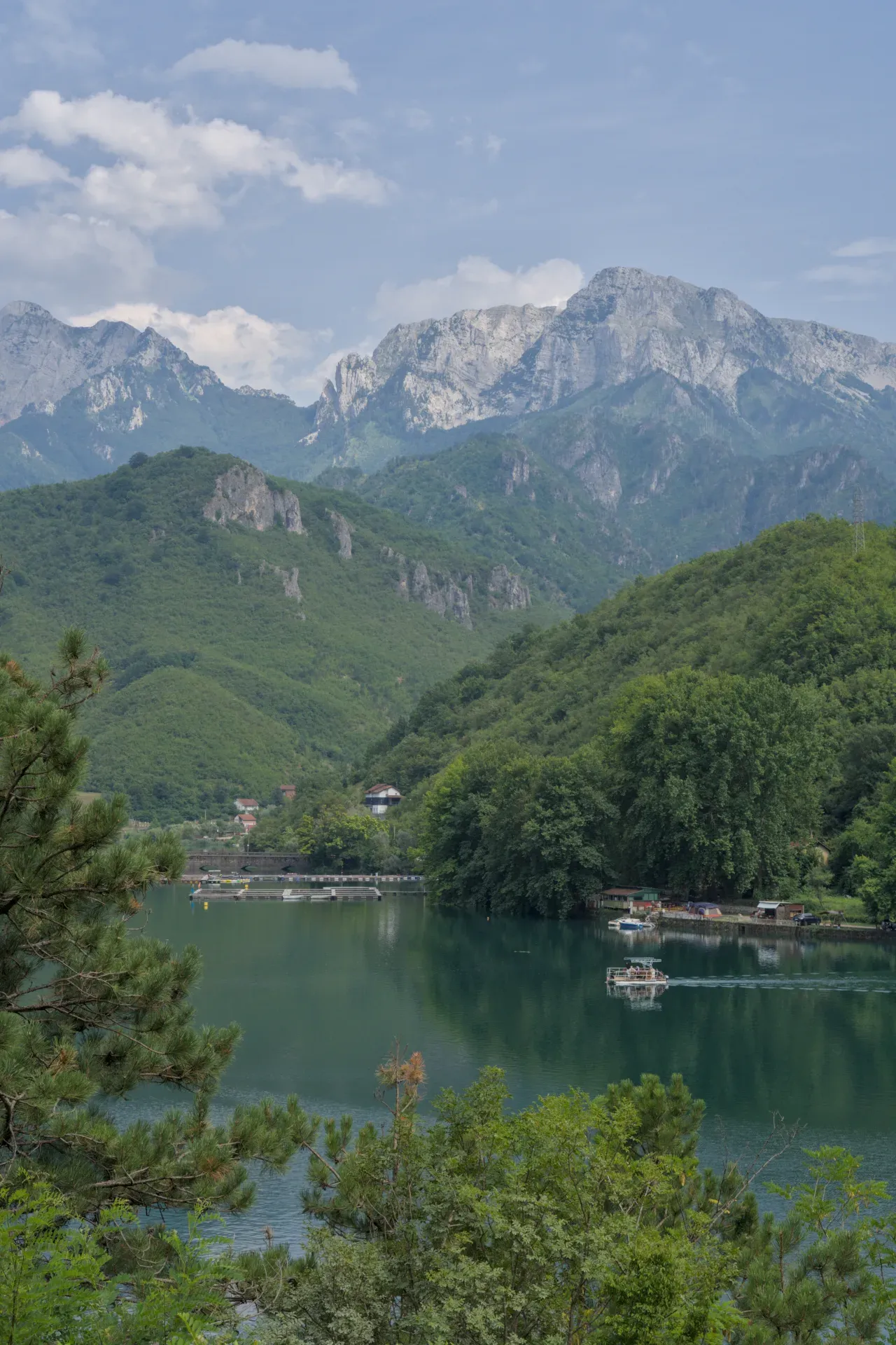 Fotografia d'arte paesaggistica con montagne e lago sulla strada per Mostar, Bosnia ed Erzegovina.