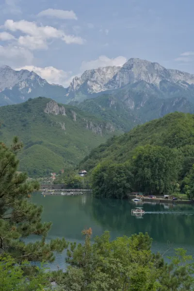 Photographie d'art de paysage avec montagnes et lac sur la route de Mostar, Bosnie-Herzégovine.
