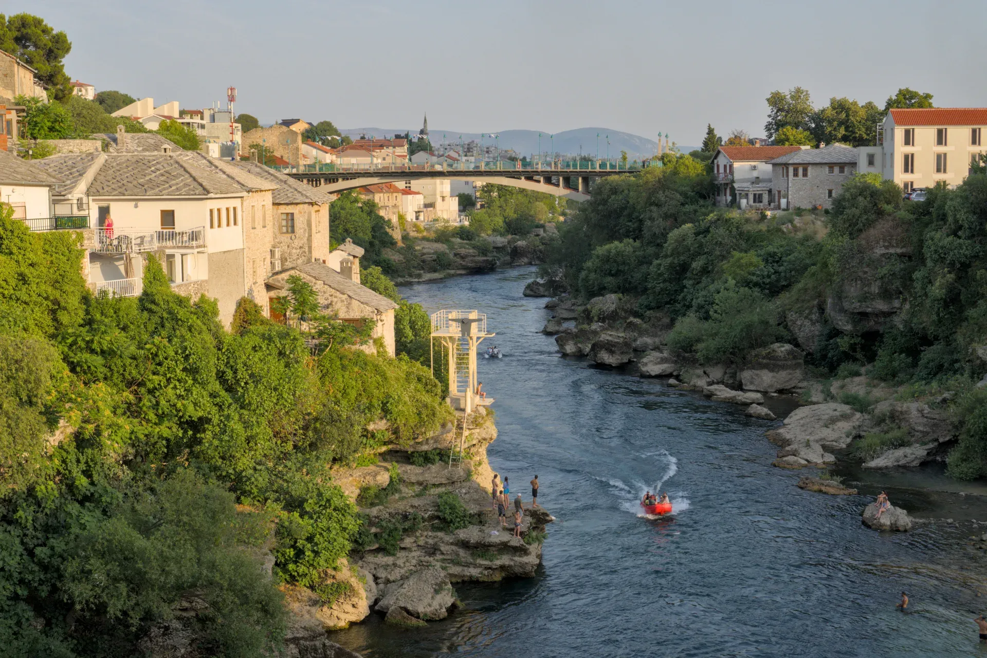 Istorijski Mostar sa rekom Neretvom tokom "predzakatnog časa" (predveče).