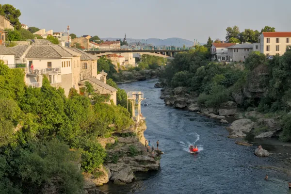 Paysage urbain historique de Mostar avec la rivière Neretva durant "l'heure préduskale" (predzakatni chas).