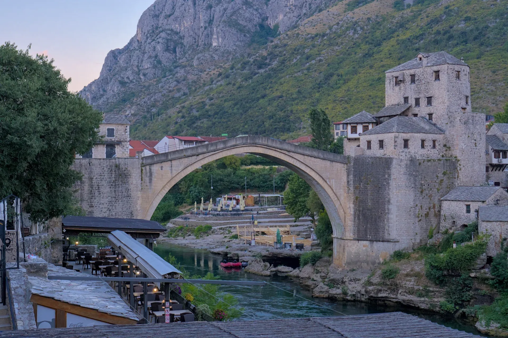 Il Ponte Vecchio di Mostar, Bosnia ed Erzegovina, con uno sfondo montuoso all'alba.