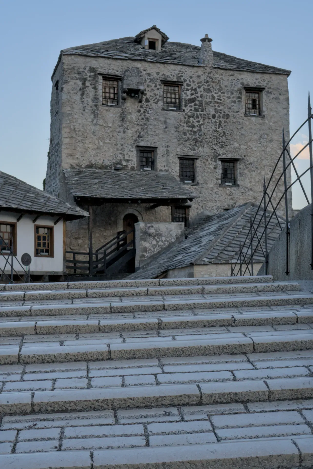 Vecchio Ponte e fortificazioni a Mostar, Bosnia ed Erzegovina, con gradini in pietra in primo piano.
