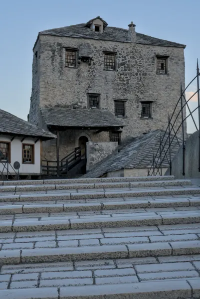 Puente Viejo y fortificaciones en Mostar, Bosnia y Herzegovina, con escalones de piedra en primer plano.
