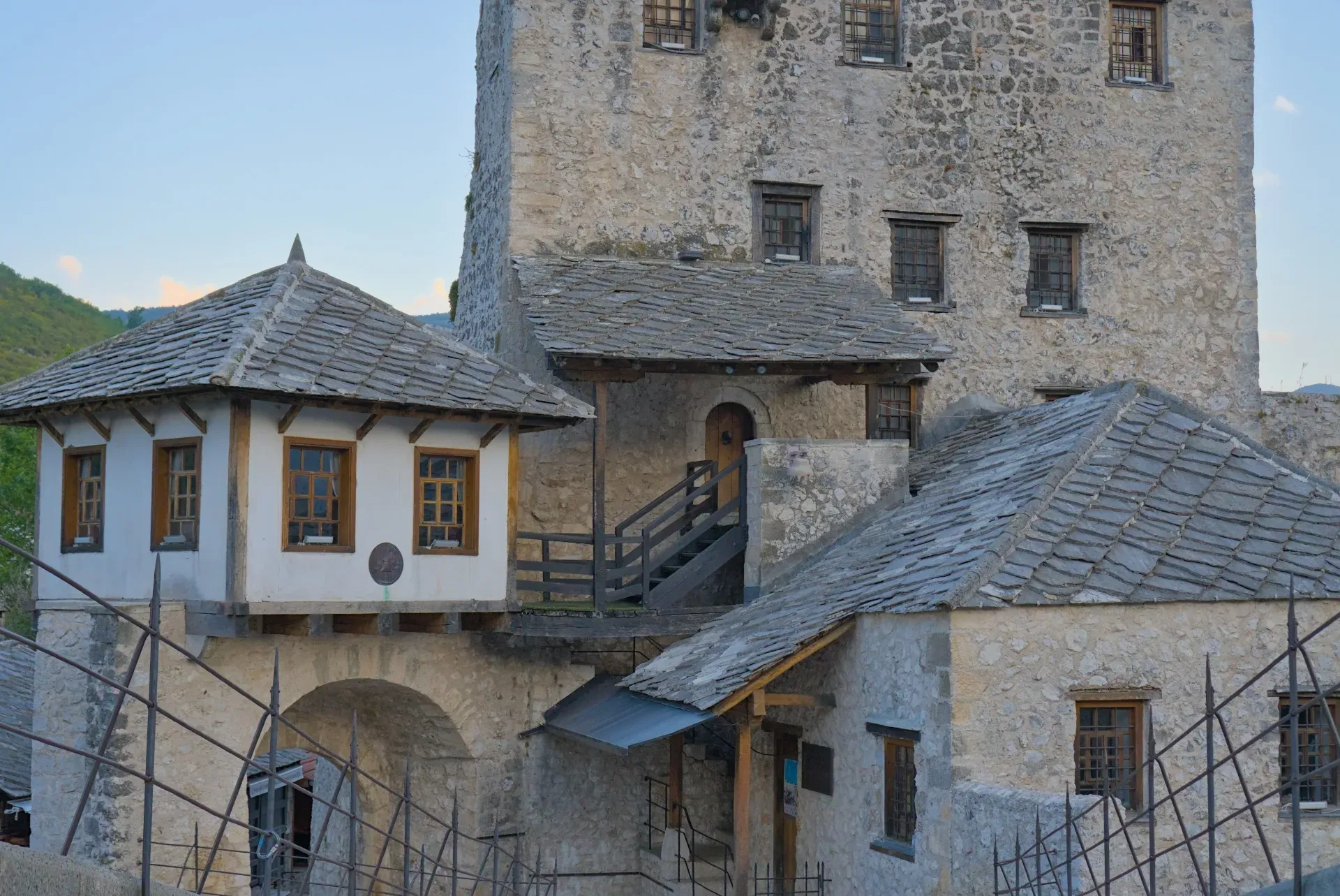 Der alte Steinturm der berühmten Brücke von Mostar, Bosnien und Herzegowina, mit traditionellen Dächern.
