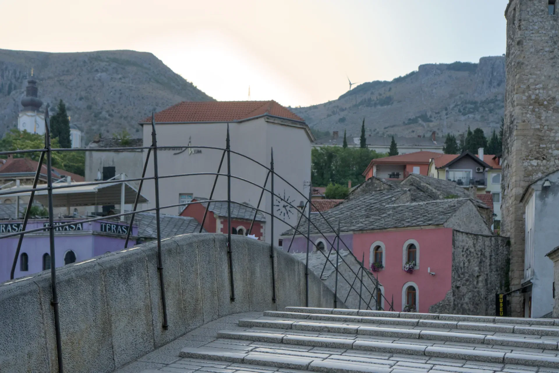 Pogled sa Starog mosta u zoru, obasjan zlatnim svetlom.