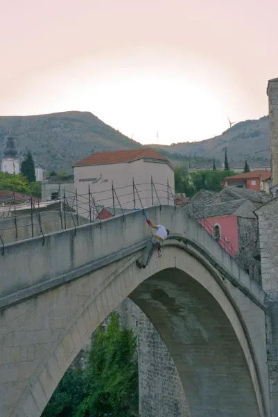 Osoba u skoku sa Starog Mosta u Mostaru, Bosna i Hercegovina.