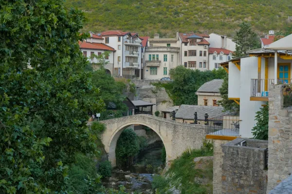 Una vista panorámica del Puente Curvo en Mostar, Bosnia y Herzegovina, capturada en estilo de arte fino.