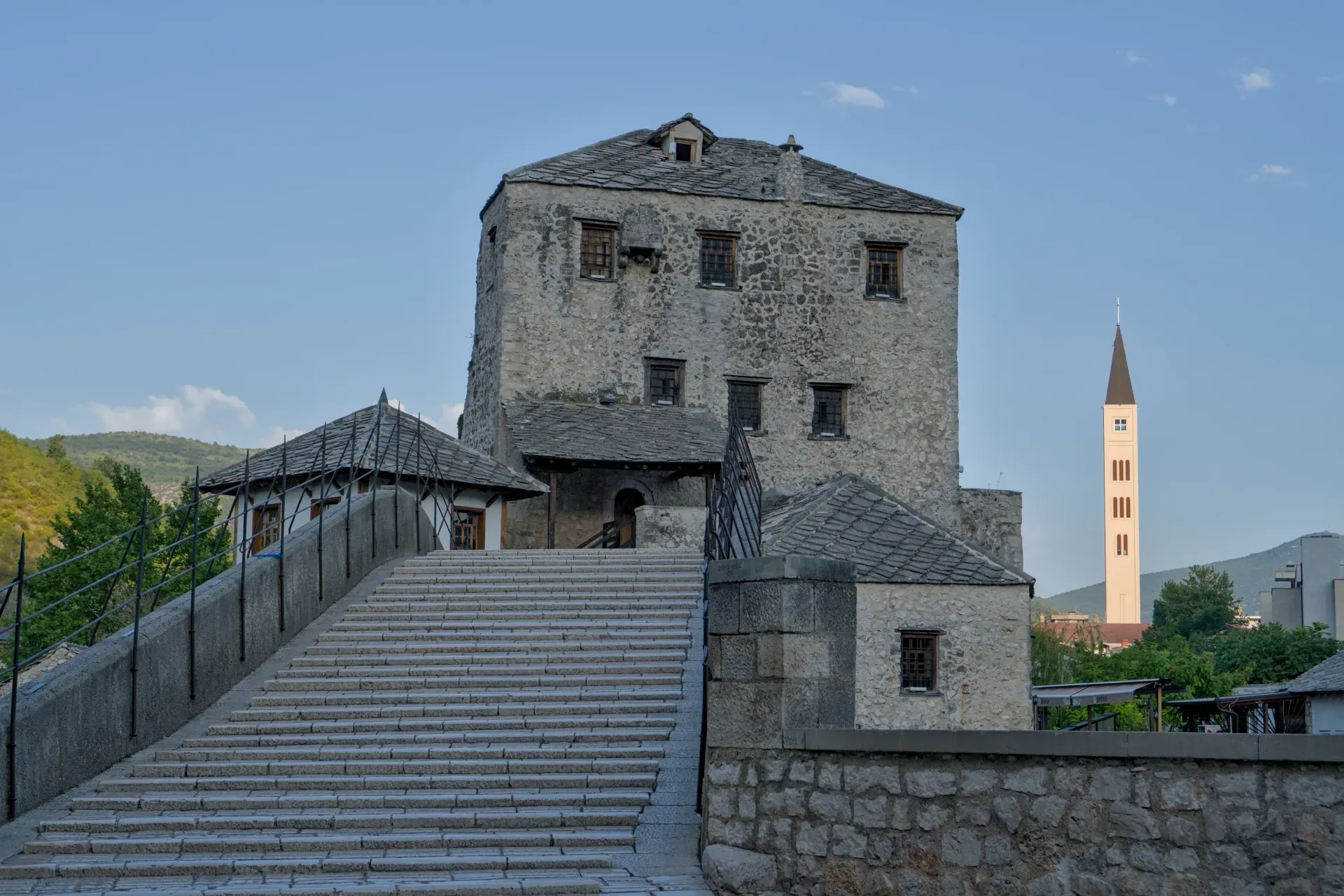 Il Ponte Vecchio e la città vecchia di Mostar, Bosnia ed Erzegovina, in orientamento paesaggistico.