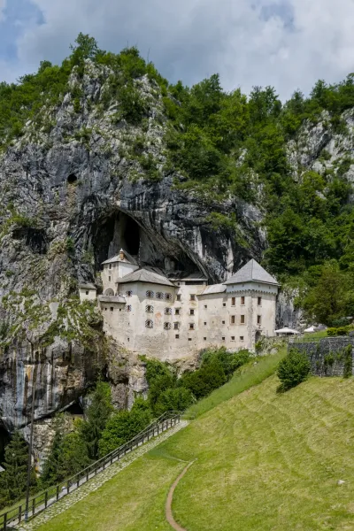 Le château de Predjama, 'Predjamski grad', est construit dans une falaise à Postojna, Slovénie, présentant un exploit architectural frappant.