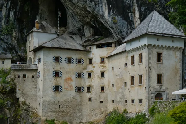 El famoso Castillo de Predjama está construido en un acantilado, ofreciendo una vista exterior impactante.