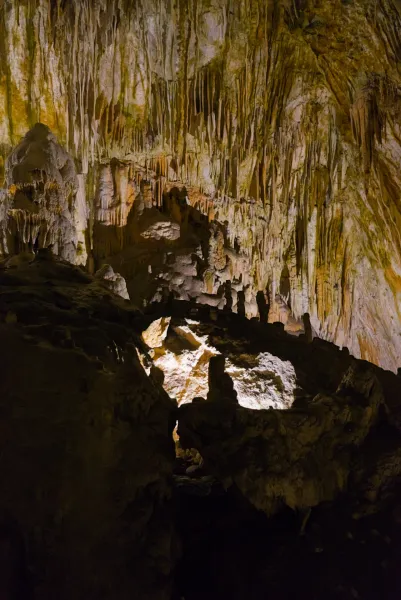 Faszinierende Stalaktiten und Stalagmiten in der Postojna-Höhle (Postojnska jama), beleuchtet für künstlerische Drucke.