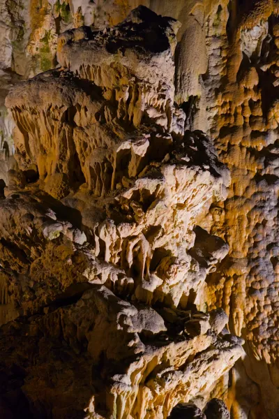Felsformationen und Tropfsteine in der Postojna-Höhle, Slowenien.