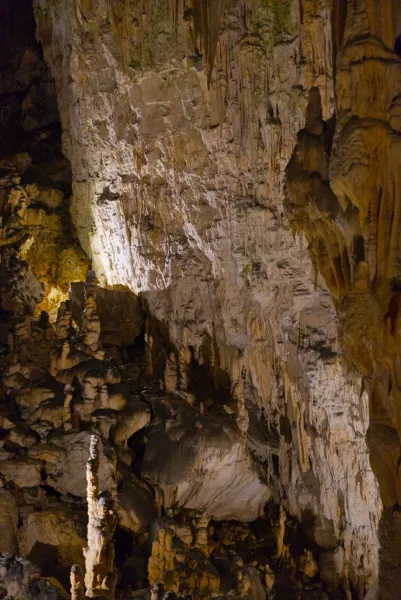 Le monde souterrain de la grotte de Postojna avec des stalactites et des stalagmites.