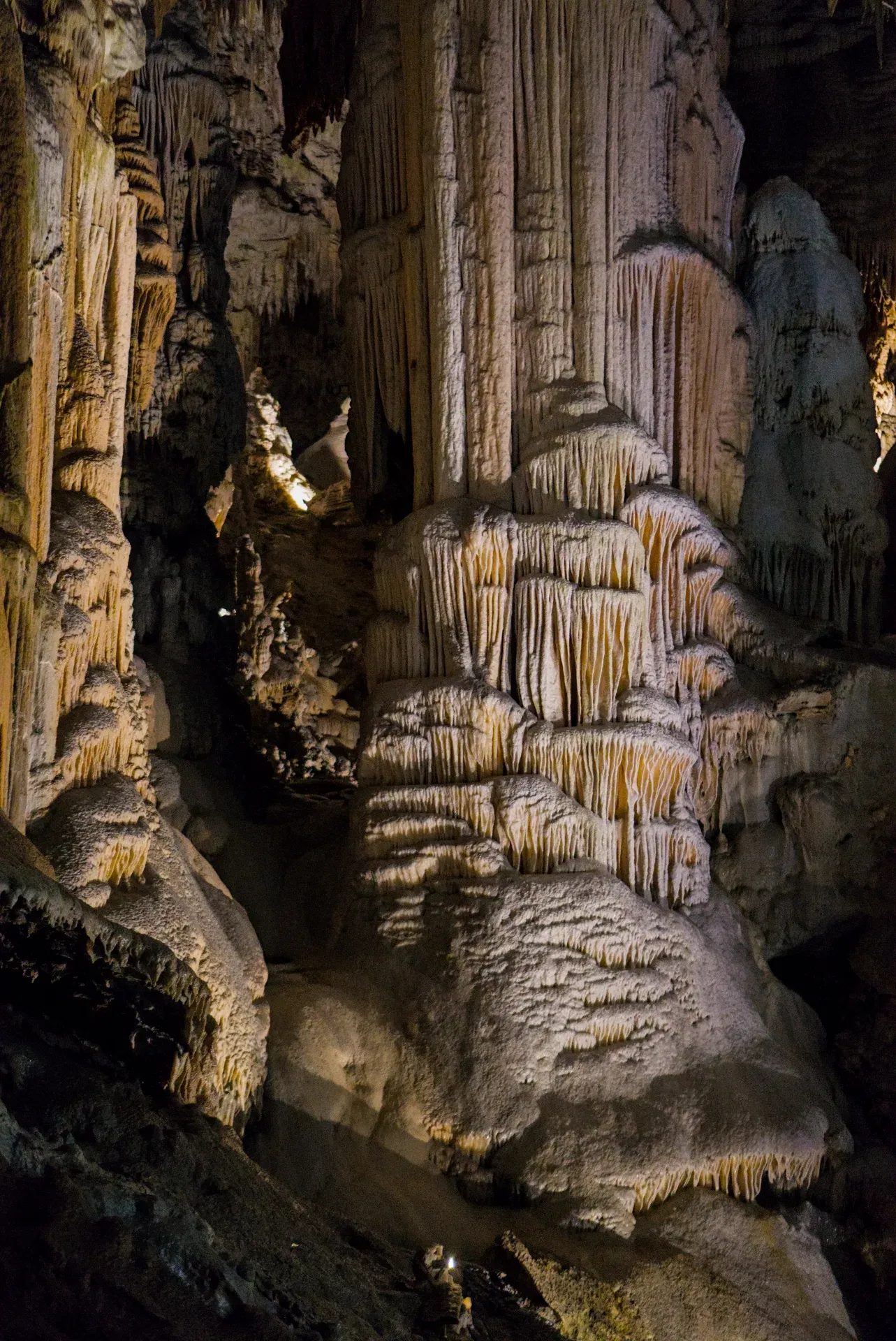 Majestueuses formations de stalactites dans la Grotte de Postojna, Slovénie.