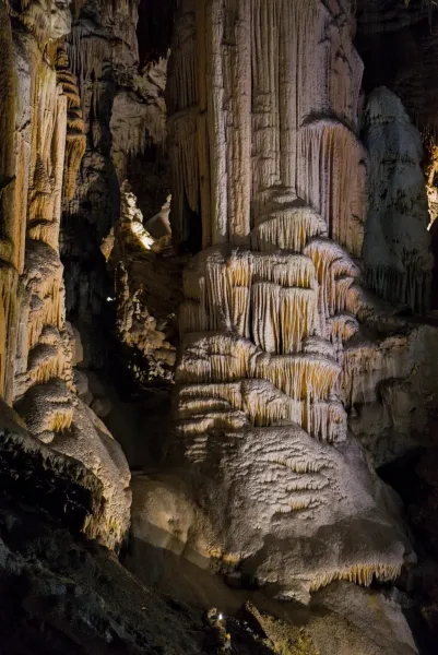 Veličanstvene formacije stalaktita unutar Postojnske jame, Slovenija.