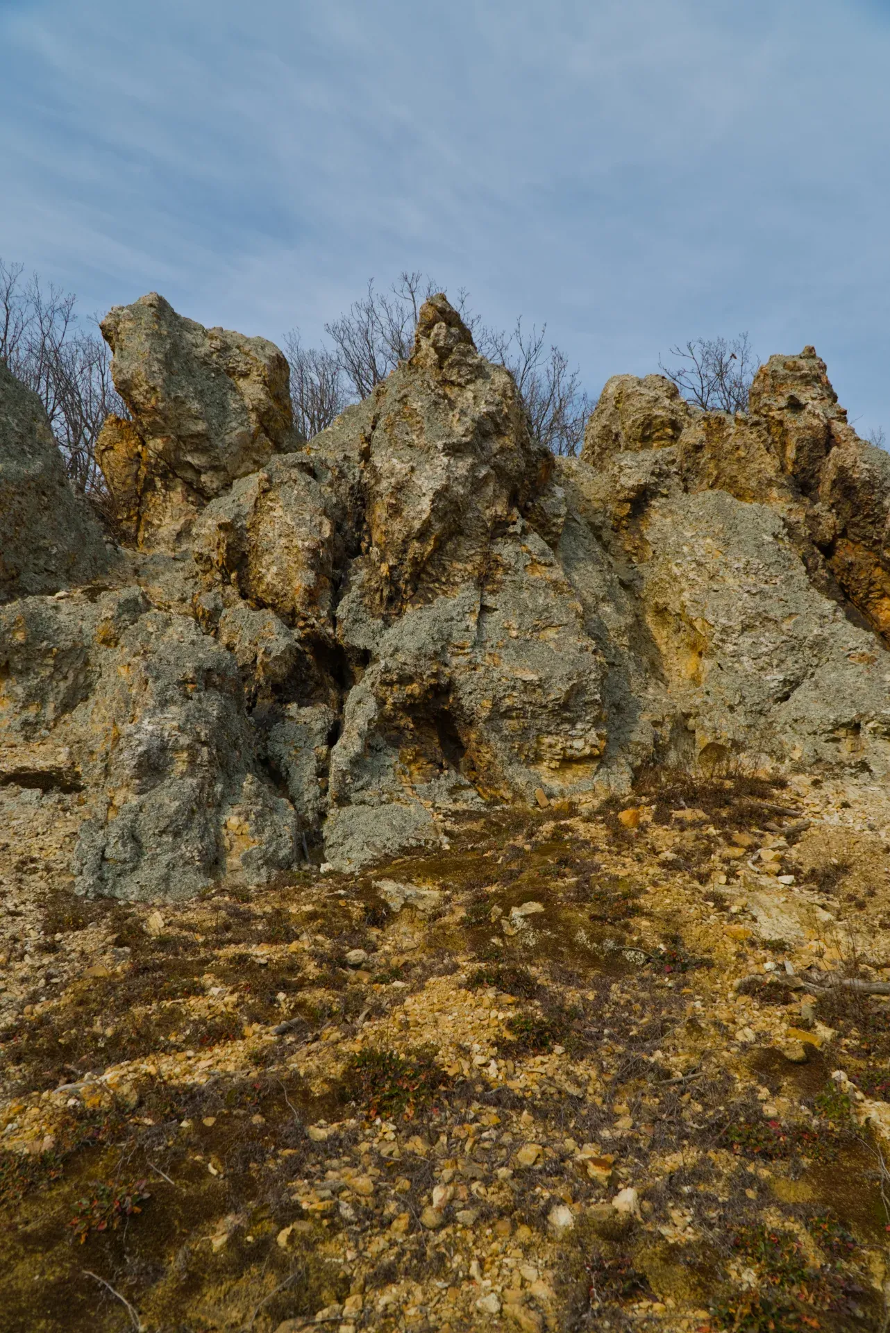 Formaciones rocosas de Piedras de Orlovy en Fruska Gora al final del invierno, con texturas rugosas y luz natural.