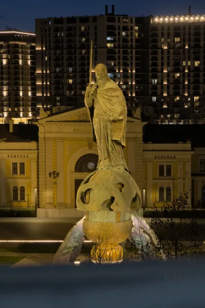 Denkmal von Stefan Nemanja bei Nacht in Belgrad, Serbien, beleuchtet und majestätisch.