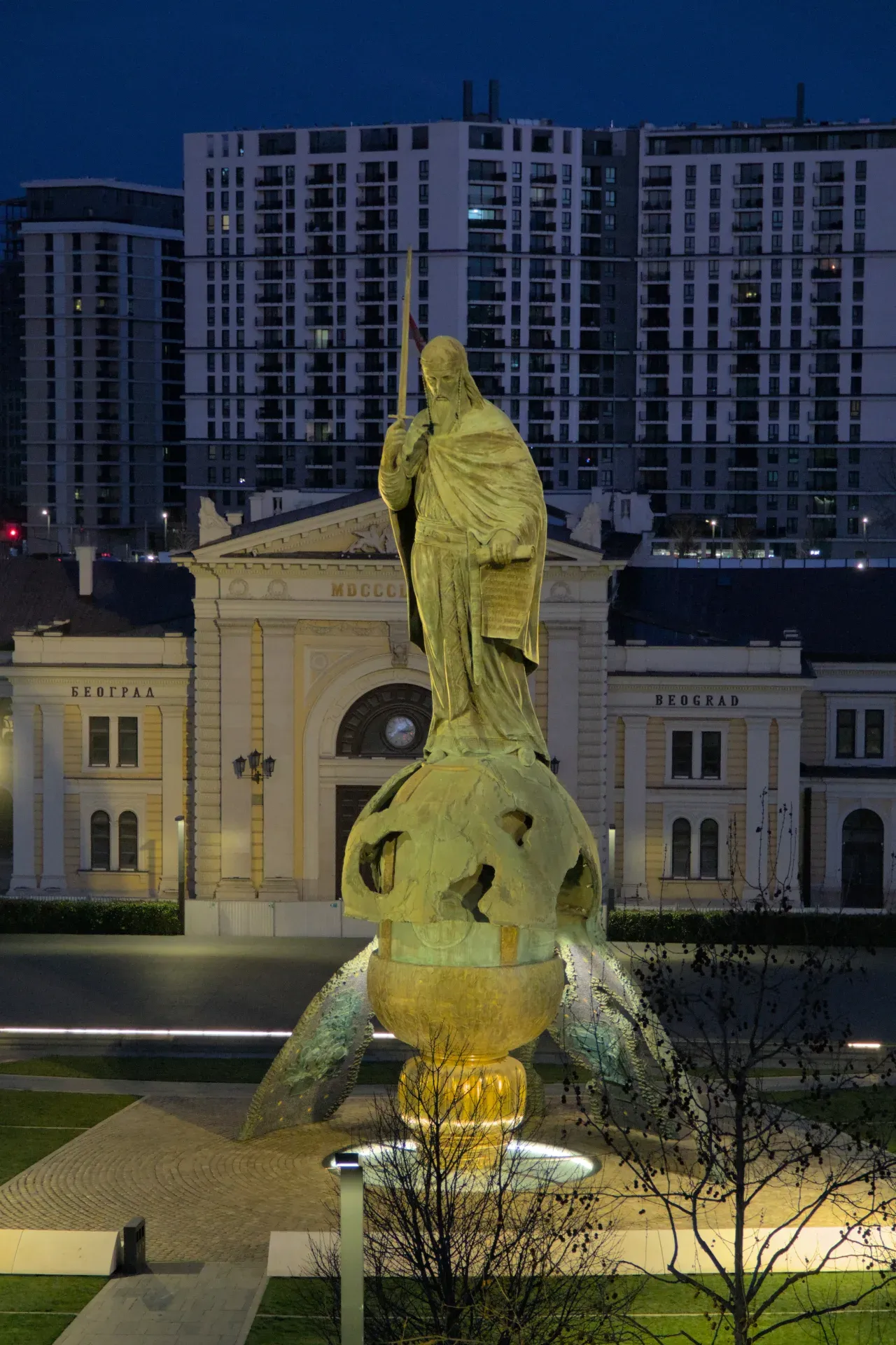 Monument de Stefan Nemanja sur fond de l'ancienne gare de Belgrade, Serbie, gros plan.