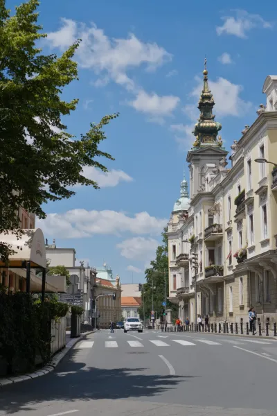 Belgrader Straße mit barocker Architektur und orthodoxer Kathedrale unter klarem Himmel.