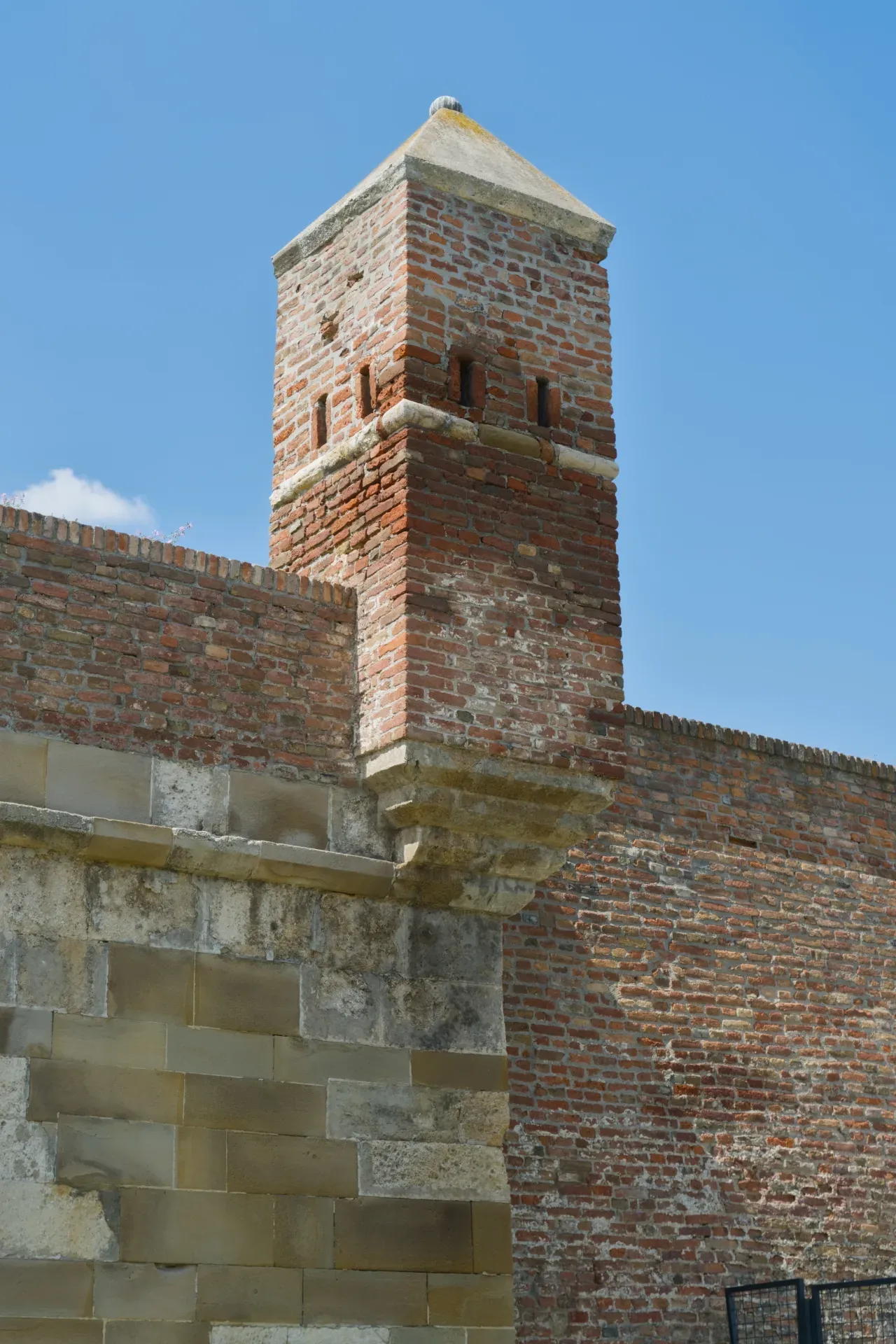 Detailreicher Backsteinturm in der Festung Kalemegdan, Belgrad, Serbien, vor blauem Himmel.