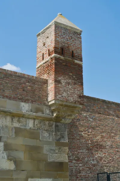 Detallada torre de ladrillo en la Fortaleza de Kalemegdan, Belgrado, Serbia, contra un cielo azul.
