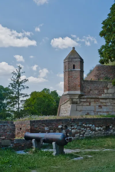 Cannone storico sullo sfondo della torre di Kalemegdan a Belgrado sotto un cielo sereno.